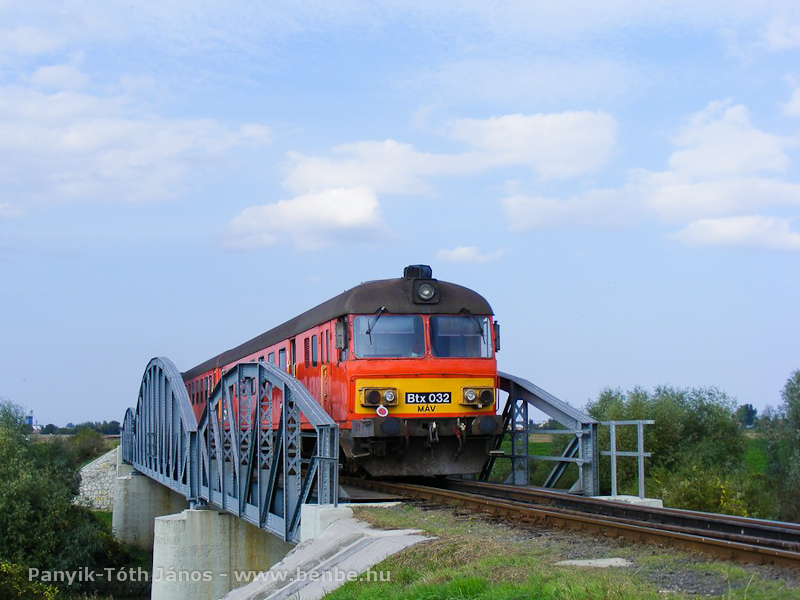 The Btx 032 on the iron bridge of the Beretty river near Pocsaj-Esztr photo
