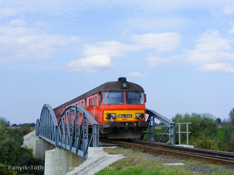 Btx 032 Pocsaj-Esztárnál a Berettyó háromnyílású vashídján fotó