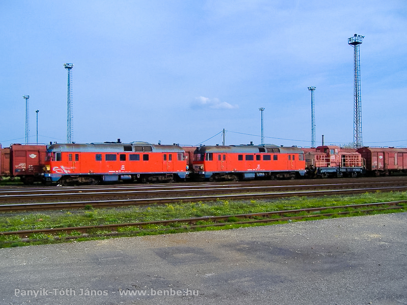 Two MDmots and an M32 awaiting scrapping at Szentes station photo