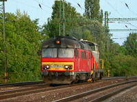 Az MDmot 3004 egy Remot-Dácsiát fölvezetve kerékesztergára igyekszik a Keleti pályaudvarra