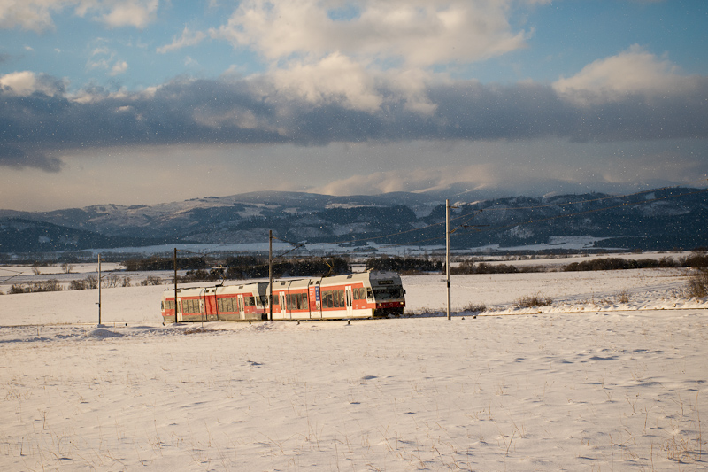 A ŽSSK 425 952-9 Nagyszalk (Velky Slavkov, Szlovkia) s Alserdőfalu (Nov Lesn, Szlovkia) kztt, a httrben az Alacsony-Ttra fot