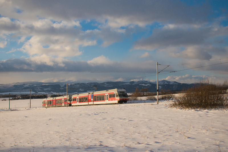 The ŽSSK 425 952-9 seen between Velky Slavkov and Nov Lesn with the Low Tatras (Nzke Tatry) in the background photo