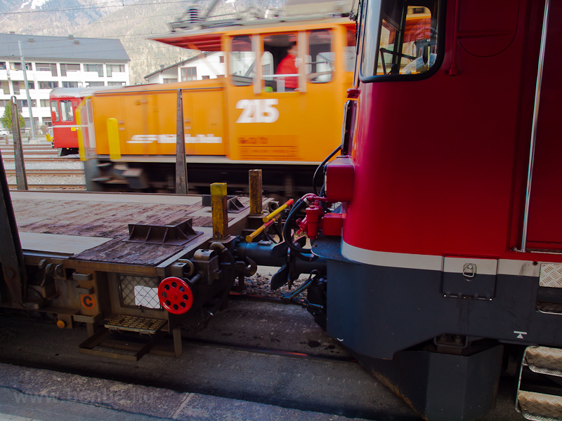 Teherkocsi lekapcsolsa egy Scuol-Tarasp - Pontresina vonatrl Samedanban fot