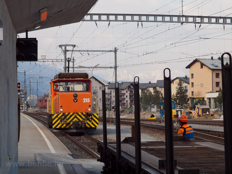 Uncoupling a freight car from a Scuol-Tarasp to Pontresina Regio at Samedan photo