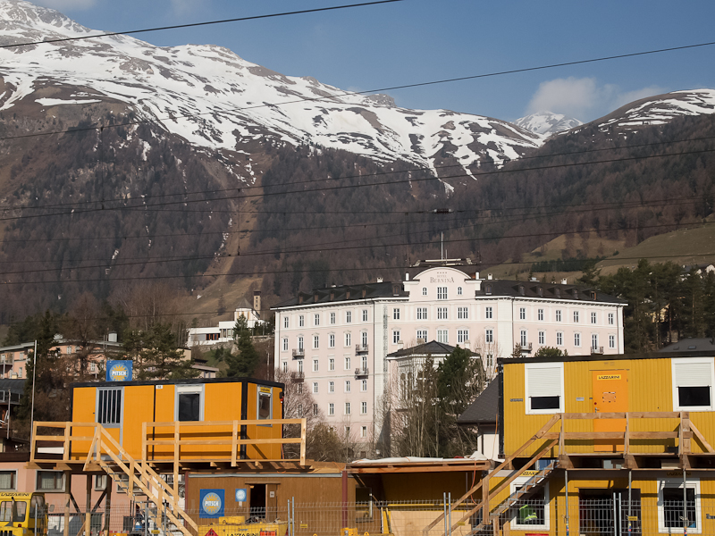 A Hotel Bernina plete Samedanban fot