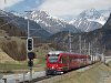 Az RhB ABe 8/12 3504 pályaszámú Allegra motorvonata egy EngadinStar járattal Zernez állomáson, a háttérben egy alacsonyan fekvő Inn-híddal