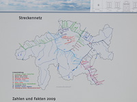 Az RhB igen részletes, forgalmi kitérőket és térközjelzőket is tartalmazó vonalhálózati térképe (a zernezi átépítés tájékoztató plakátjáról fotózva)