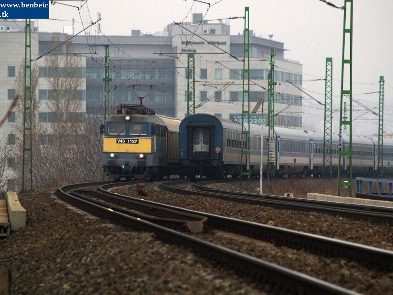 The V43 1137 near the Southern rail bridge photo