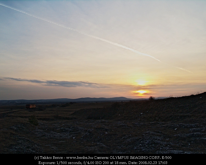 Bzmot 345 ereszkedik Veszprm fel a naplementben fot