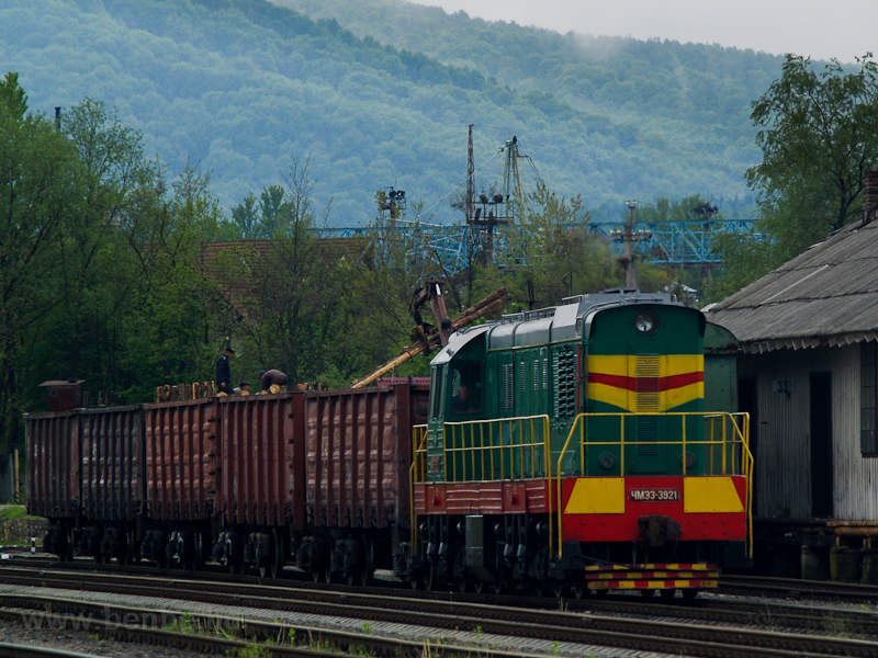 The UZ ChME3 3921 seen at N photo