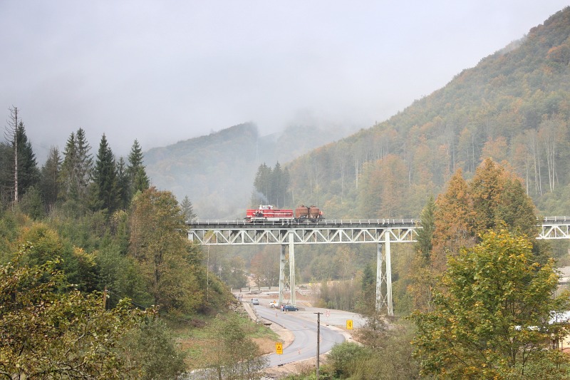 A ŽSR 726 082 Gmrvg (Tisovec-Bnovo, Szlovkia) s Fenyves (Zbojsk, Szlovkia) llomsok kztt a viadukton fot