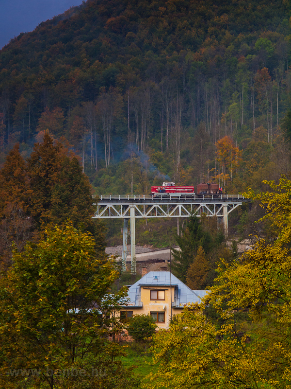 A ŽSR 726 082 Gmrvg (Tisovec-Bnovo, Szlovkia) s Fenyves (Zbojsk, Szlovkia) llomsok kztt a viadukton fot