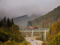 The ŽSR 726 082 seen between Gmrvg (Tisovec-Bnovo) and Fenyves (Zbojsk) stations on the viaduct