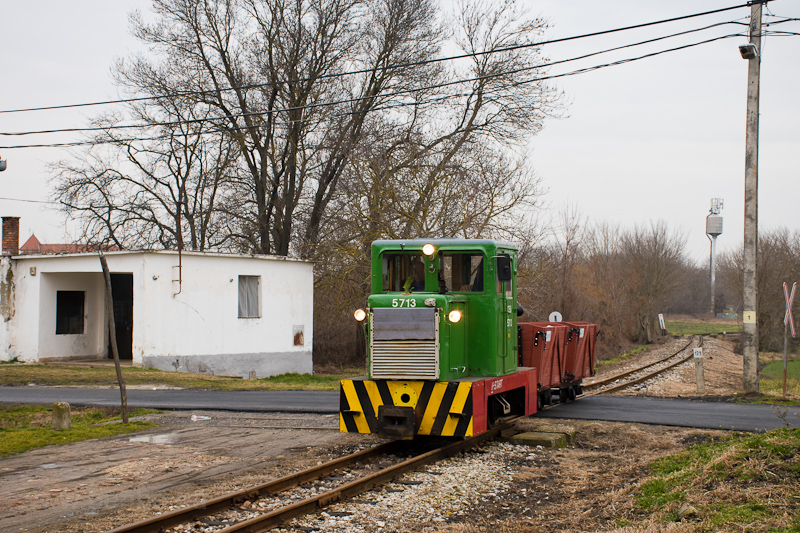 A MV-START C50 5713 gazdasgi vasti tehervonattal Somogyszentpl felső s Somogyszentpl kztt fot