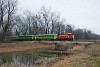 A MÁV-START Mk48 2022 Pálmajor és Somogyszentpál felső között egy földutas közúti-vasúti hídon