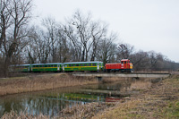 The MV-START Mk48 2022 seen between Plmajor and Somogyszentpl felső on a dirt road-railway shared bridge