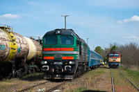 A Train Europe  2M62U 0070A Eperjeske rendező állomáson, mellette a 628 157
