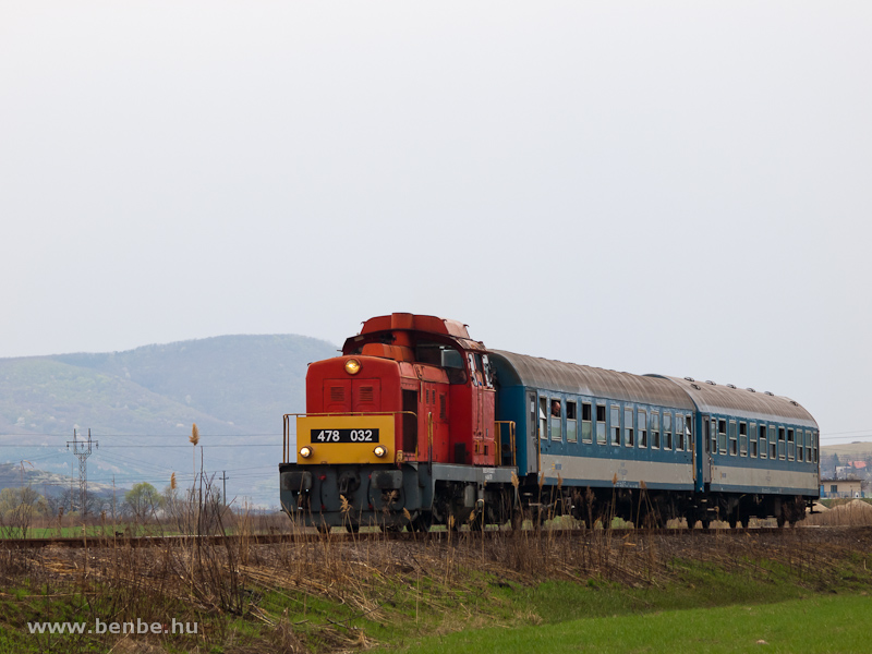 A MV-Trakci Zrt. 478 032 (ex-M47 2032) plyaszm Dcsija a Rkczibnyra vezető iparvast kigazsnl Kisterenye s Nemti kztt fot