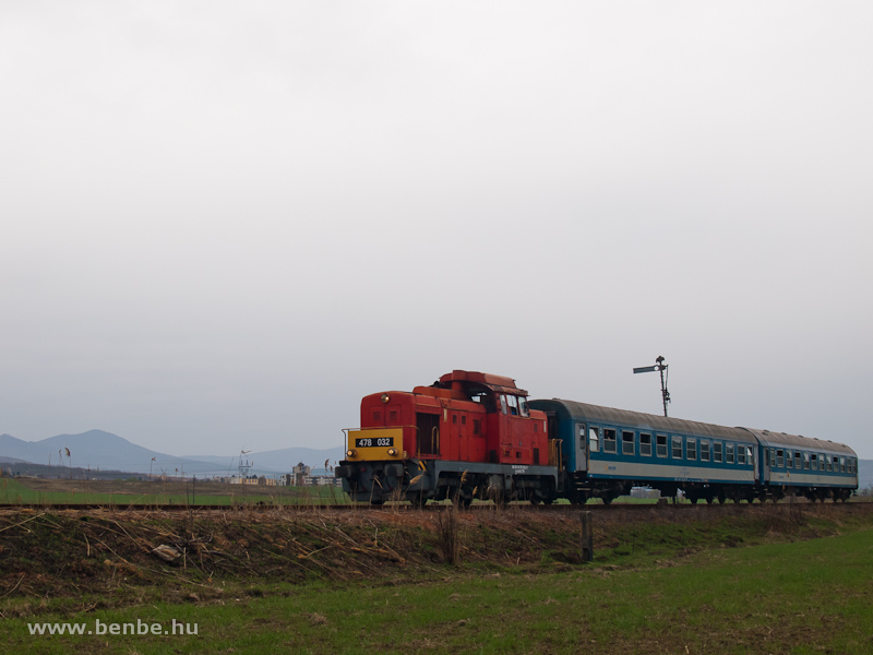 A MV-Trakci Zrt. 478 032 (ex-M47 2032) plyaszm Dcsija a Rkczibnyra vezető iparvast kigazsnl Kisterenye s Nemti kztt fot