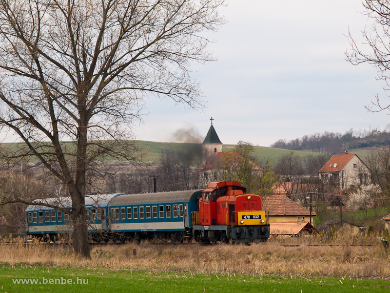 The MV-Trakci Zrt.'s 478 032 (ex-M47 2032) near Nemti photo