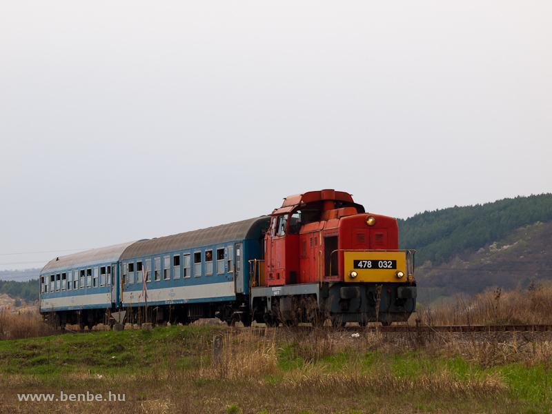 A MV-Trakci Zrt. 478 032 (ex-M47 2032) plyaszm Dcsija a Rkczibnyra vezető iparvast kigazsnl Kisterenye s Nemti kztt fot