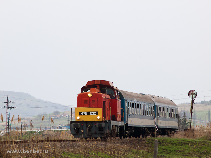 A MV-Trakci Zrt. 478 032 (ex-M47 2032) plyaszm Dcsija a Rkczibnyra vezető iparvast kigazsnl Kisterenye s Nemti kztt fot