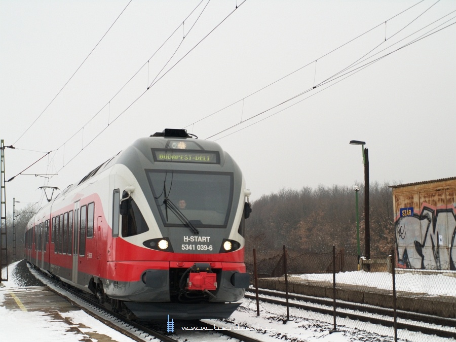 Megérkezett az S-Bahnom, az aznapi fotózás eddig tartott. Pár nappal később a 30-as vonal Pettend megállóhelyére látogattam. kép A START-logós 5341 039-8 pályaszámú Stadler FLIRT motorvonat Szár megállóhelyen fotó