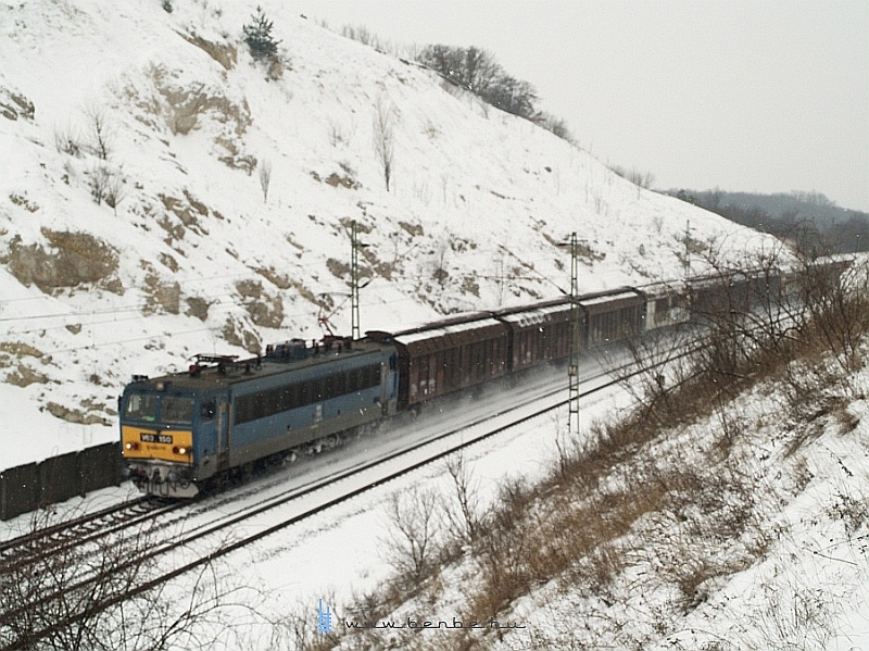 V63 150 nagy havat kavar eltolhat oldalfal kocsikbl ll tehervonatval a szri bevgsban fot