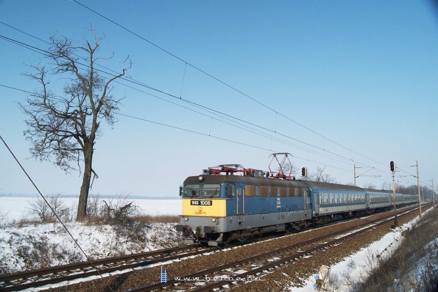 The V43 1008 with a fast train to Szombathely between Baracska and Pettend photo