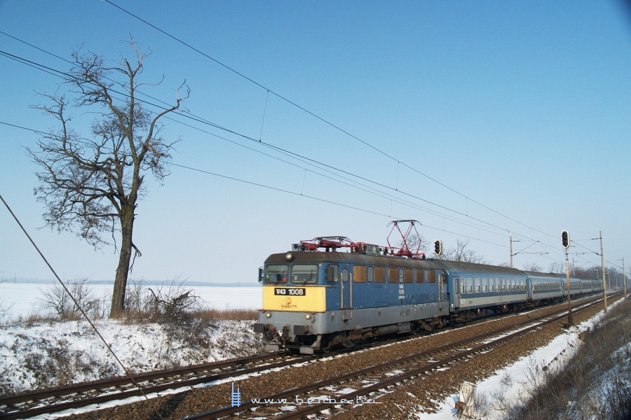 V43 1008 szombathelyi gyorsvonattal Baracska és Pettend között fotó