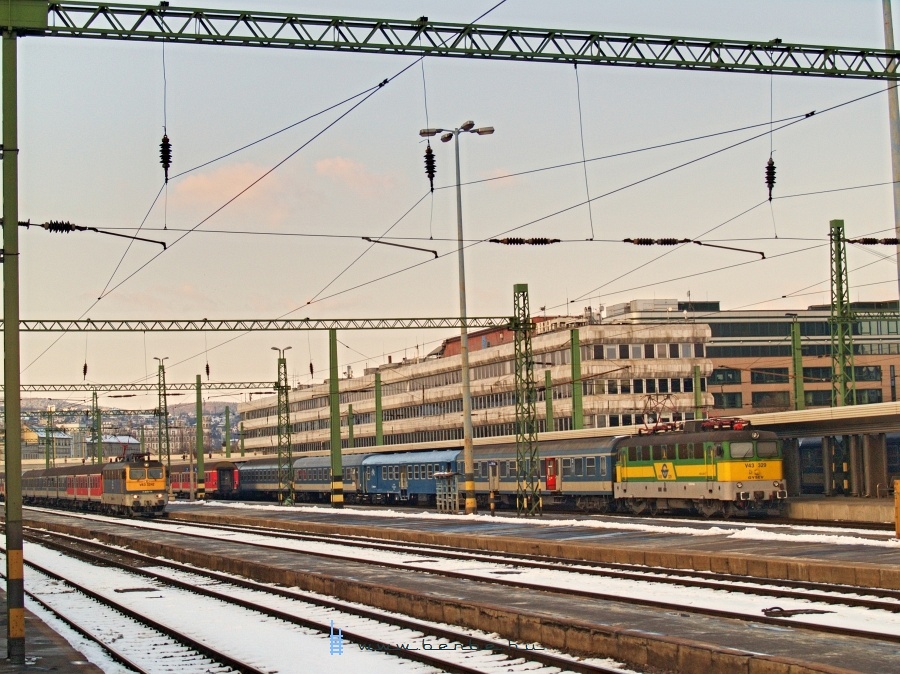 V43 3242 és V43 329 Budapest Déli pályaudvaron fotó