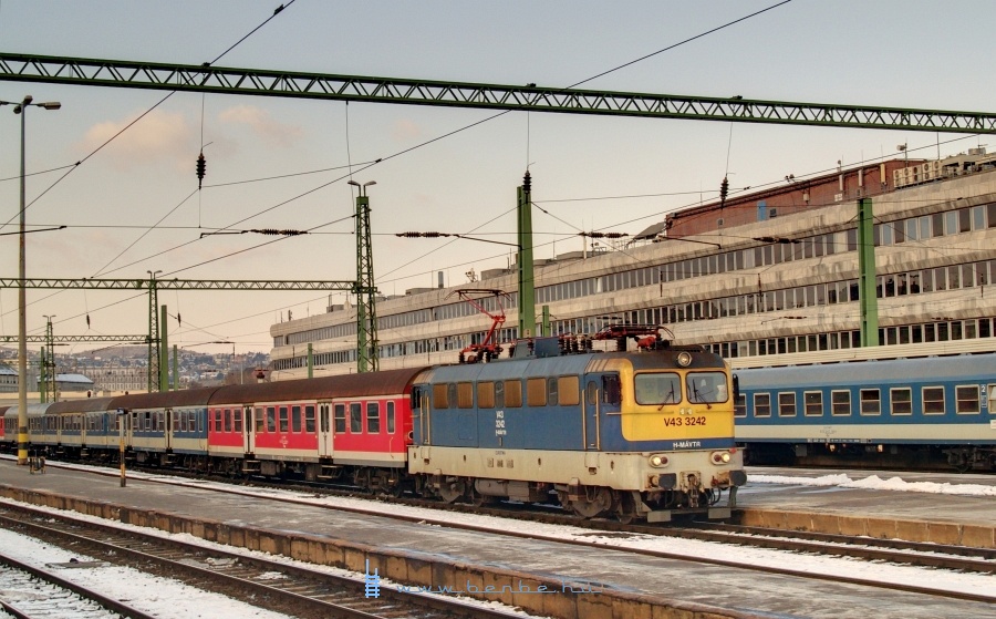 V43 3242 Budapest Déli pályaudvaron fotó