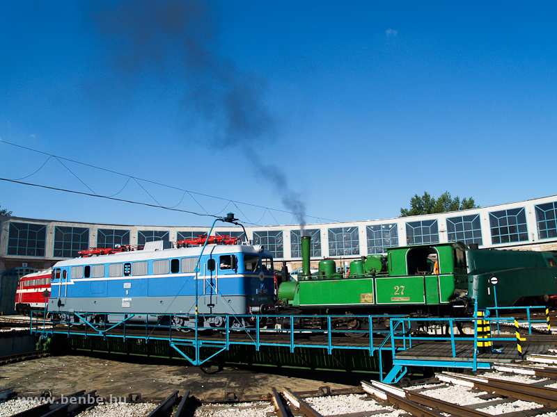 The BHV 27 is pulling the V43 1001 on the turntable photo