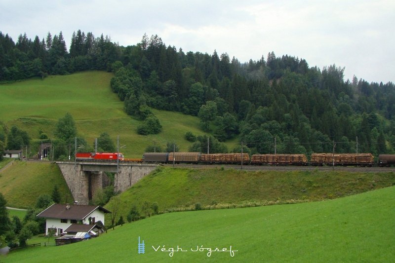 Szinkronban zemelő 1144 s 1116-os mozdony ereszkedik a windaui vlgyben Wrgl fel fot