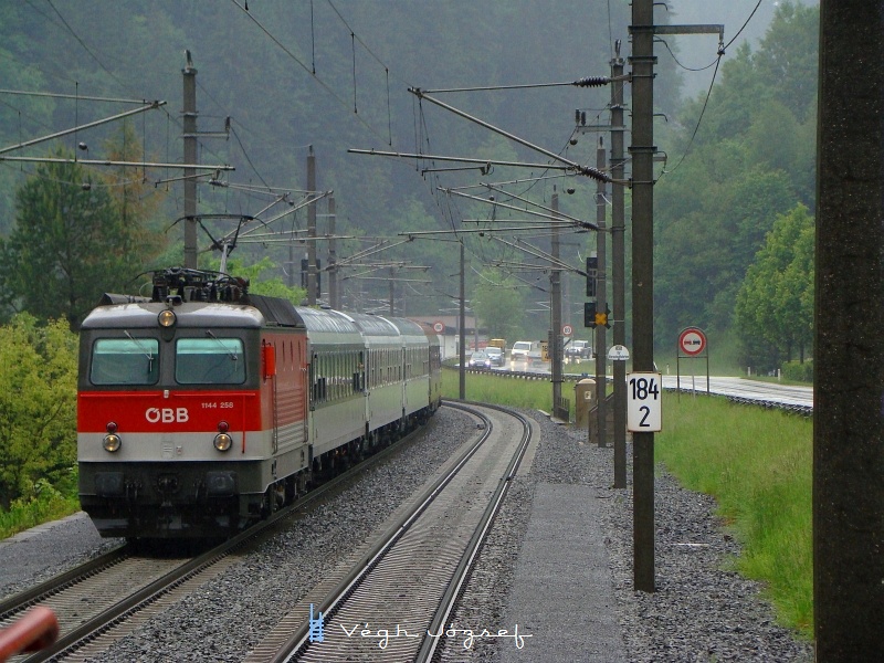 IC 515 rkezik Hopfgartenbe a szakad esőben a 1144 258-as mozdonnyal az len fot