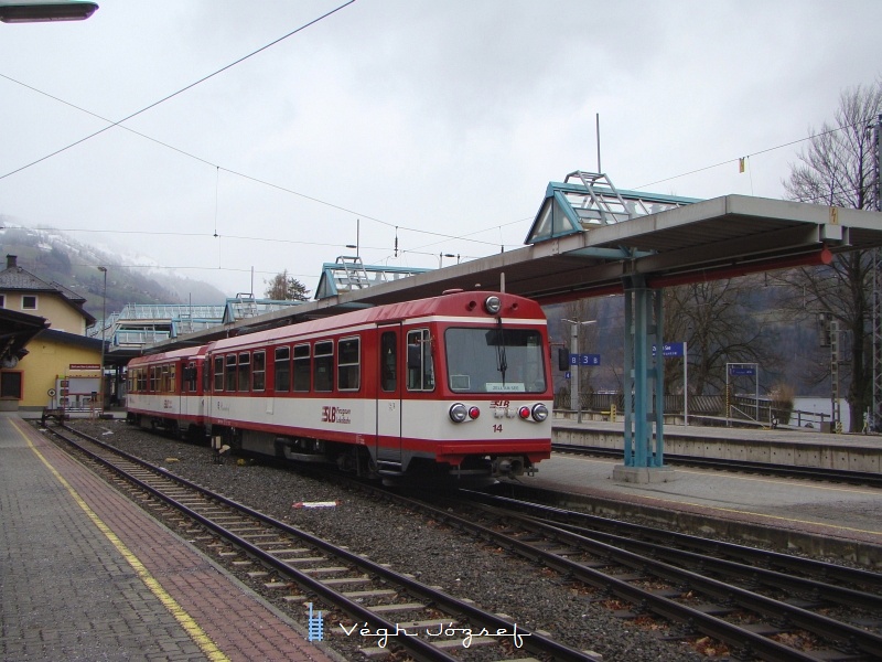 A 14-es szm motorvonat mr a Salzburger Lokalbahn szneiben, kzs peronrl indul a Zell am See-i llomsrl a normlnyomtv vonatokkal fot