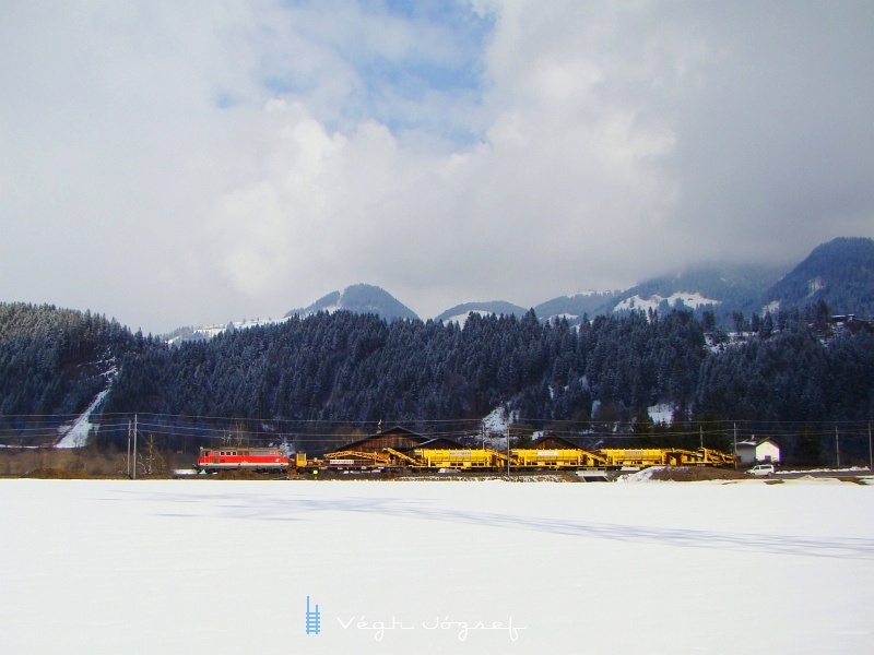 The BB 2043 058-3 with a work train at the Giselabahn between Wrgl-Bruckhausel and Hopfgarten photo