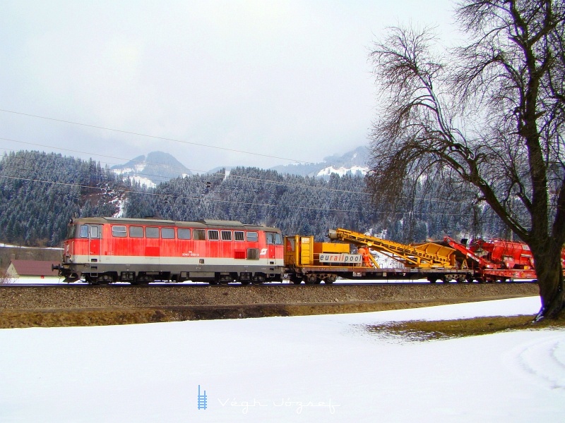 The BB 2043 058-3 with a work train at the Giselabahn between Wrgl-Bruckhausel and Hopfgarten photo