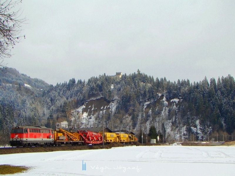 The BB 2043 058-3 with a work train at the Giselabahn between Wrgl-Bruckhausel and Hopfgarten photo