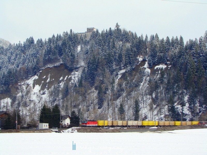 The BB 1144 243-3 with a freight train at the Giselabahn between Wrgl-Bruckhausel and Hopfgarten photo