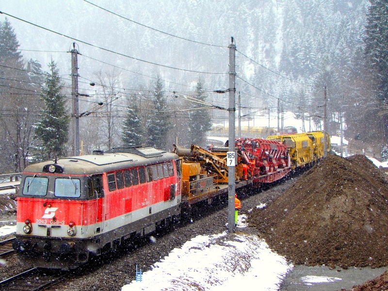A 2043 058-3 és háttérben a fotó