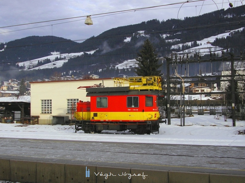 Az BB X534.54 felsővezetkkarbantart belső hasznlat kocsija Kirchberg in Tirol llomson pihen fot