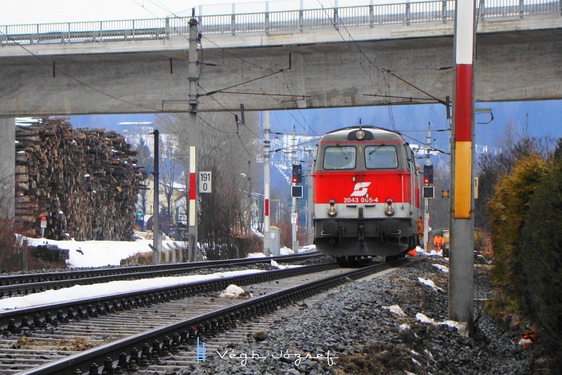 Az BB 2043 005-4 Wrgl bejrati jelzőinl, ahol ppen vltkat cserltek a feljts keretben fot