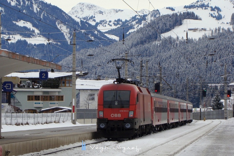 A 1016 044-8 ltal tolt ingavonat megindul a Giselabahn salzburgi vgpontja fel, Kirchberg in Tirol llomsrl fot