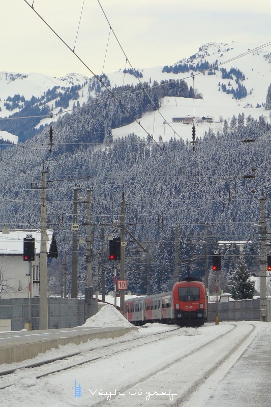 A 1016 044-8 ltal tolt ingavonat megindul a Giselabahn salzburgi vgpontja fel, Kirchberg in Tirol llomsrl fot