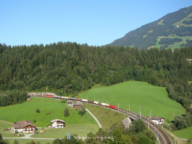 A short but heavy freight train with a 1116 pulling and a 1044 pushing near Windau photo