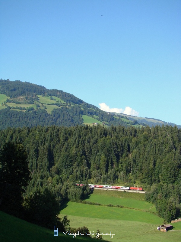 There's no need to wait long: a Salzburg-Innsbruck RegionalExpress train comes photo
