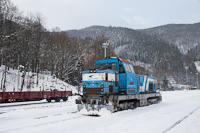 A ŽSSKC 736 021-7 pályaszámú, dízel-elektromos tolatómozdony tolat Zólyombrézó állomáson