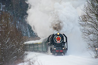 The ČSD 475 196 seen between Vakovňa and Červen Skala