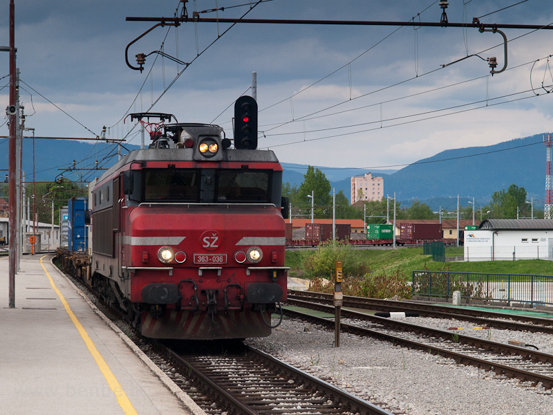 The SŽ 363 036 seen at photo